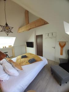 een slaapkamer met een groot bed in een kamer bij Chambre d'hôtel tout confort au Pays des Abers in Plouguerneau