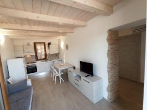 Habitación con cocina con escritorio y TV. en Il Cipresso, en Casa Saraceni