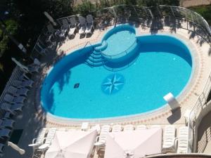 widok na basen z krzesłami w obiekcie Hotel San Francisco w Lignano Sabbiadoro