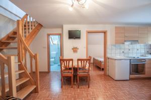 Una cocina y un comedor con mesa y sillas. en Bohinj Star Apartments, en Bohinj 22 fotos más