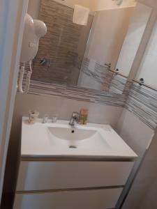 A bathroom at Un passo dal mare - Guest House