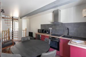eine Küche mit einem runden Tisch im Zimmer in der Unterkunft Un petit coin de Cathédrale in Beauvais