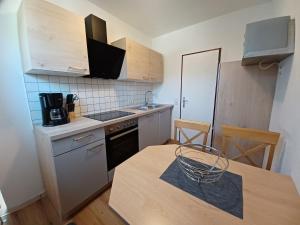 - une petite cuisine avec une table et un comptoir dans l'établissement Apartment Magdalena, à Kaprun