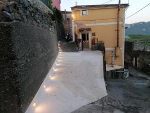 um beco com luzes no lado de uma parede em Comoda stanza con vista panoramica em Santa Domenica Talao
