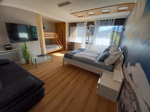 - un salon avec un lit et un canapé dans l'établissement Apartment Magdalena, à Kaprun