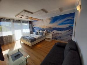 - une chambre avec un lit et une peinture murale dans l'établissement Apartment Magdalena, à Kaprun