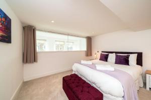 Un dormitorio con una cama grande y una ventana en Whinny Brae en Broughty Ferry