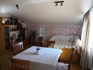 um quarto com uma mesa e uma cama e um quarto em Appartment Štajon em Izola