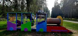 Plac zabaw dla dzieci w obiekcie Dom nad rzeką Legą