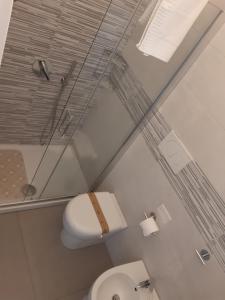 A bathroom at Un passo dal mare - Guest House