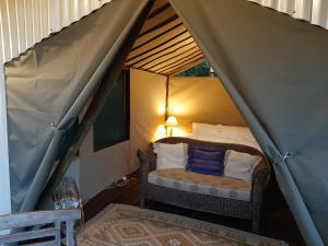 Zimmer mit einem Bett in einem Zelt in der Unterkunft The Old Trading Post in Wilderness