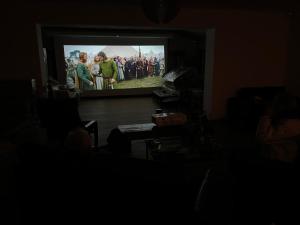 ekran telewizyjny z filmem w salonie w obiekcie Statek U Dubu w mieście Svojetín