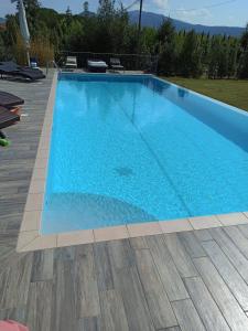 una piscina de agua azul en un patio en Casa dei Girasoli, en Castiglion Fiorentino