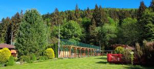 Ein Garten an der Unterkunft Wellness Simply Relax - Chopok- privátna vírivka, sauna