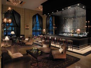 Salon ili bar u objektu Shangri-La Hotel Apartments Qaryat Al Beri