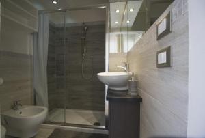 フィレンツェにあるAppartamento Stibbertのバスルーム(シャワー、洗面台、トイレ付)