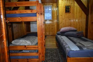Łóżko lub łóżka piętrowe w pokoju w obiekcie La Conac 13 Ceasuri Bune