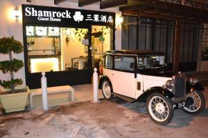 an old car parked in front of a store at Shamrock Guest House in Ipoh