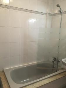 bañera con grifo y lavamanos en PASEO DO MACEIRAS, en Redondela