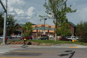 ein Gebäude mit Autos vor einem Parkplatz in der Unterkunft Family Friendly Condo - Park City (Sleeps 8+) in Park City