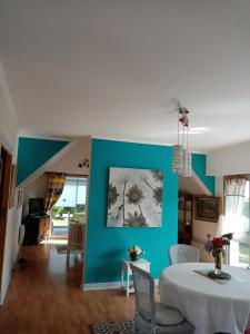 コンカルノーにあるla frégate blancheの青い壁のリビングルーム(テーブル付)