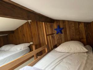 Posteľ alebo postele v izbe v ubytovaní maison chaleureuse