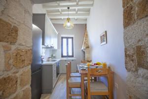 una cucina con tavolo e una sala da pranzo di Ariadne Luxury Home a Chania