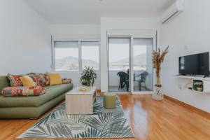 una sala de estar con un sofá y una mesa en Apartments Bella Rosa, en Budva