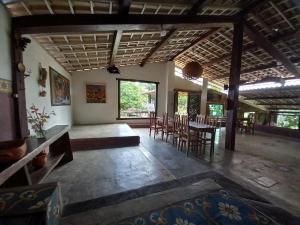 a living room with a table and chairs at Pousada Serra Morena in Serra do Cipo