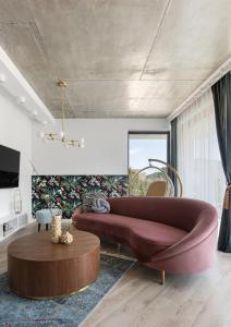 een woonkamer met een bank en een tafel bij Apartament Sevilla z prywatną sauną in Szczyrk