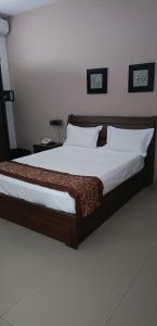 מיטה או מיטות בחדר ב-Hôtel La Grillade