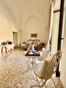 a living room with a table and chairs at camera matrimoniale centro storico Galatina in Galatina