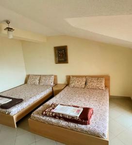 Cette chambre comprend deux lits. dans l'établissement Centar Apartments, à Dojran
