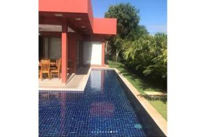 Swimming pool sa o malapit sa Casa Temporada - 4 suítes - Condomínio Luxo - Piscina Extraordinária - Praia de Itacimirim-BA