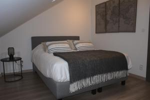 Un pat sau paturi într-o cameră la Les hôtes voies