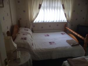 A bed or beds in a room at Mellanby Crescent 