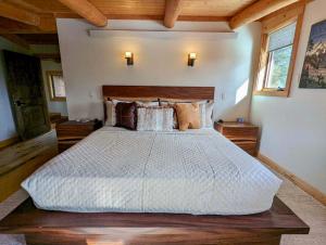 A bed or beds in a room at Jackson Hole Hideout