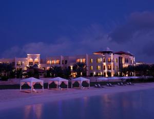 un grupo de sombrillas en la playa frente a un hotel en Traders Hotel, Abu Dhabi, en Abu Dabi