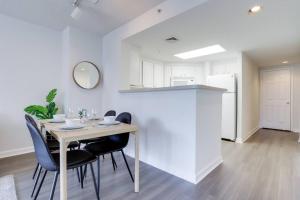 a dining room with a table and chairs at Bright Apartment Walk to Ballston Metro in Arlington +27 photos