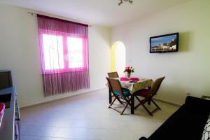 Televízia a/alebo spoločenská miestnosť v ubytovaní Apartment Kirby