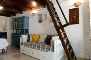 une chambre avec un lit et un escalier dans une cuisine dans l'établissement Dimora Monte Grappa, à Alberobello