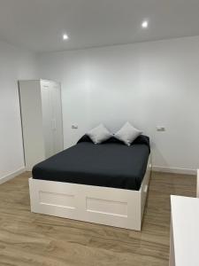 CASTRO Suites Osuna客房内的一张或多张床位