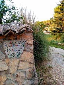 eine Steinmauer mit Graffiti an der Seite in der Unterkunft La Micalene in Trans-en-Provence
