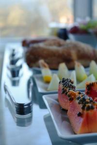 um prato de comida com frutas e doces no balcão em Amber 449 em Gramado