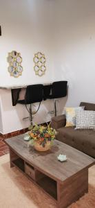 sala de estar con mesa de centro y sofá en APARTAMENTOS CASCO HISTORICO COMAYAGUA, en Comayagua
