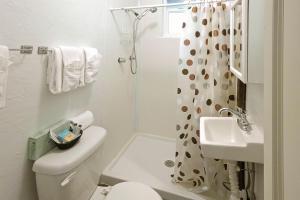 y baño con aseo, ducha y lavamanos. en Ocean Terrace Condominiums en Lincoln City
