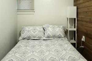 1 dormitorio con 1 cama con 2 almohadas en Ocean Terrace Condominiums, en Lincoln City