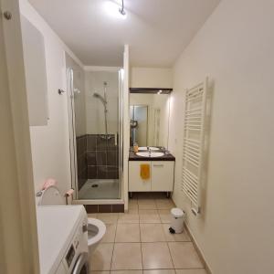 Fotografia z galérie ubytovania Beau studio tout confort au calme avec parking . v destinácii Villeurbanne + 11 fotografií