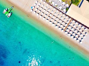 una vista aerea su una spiaggia con ombrelloni e sull'oceano di Luxury Villa Barbati Sun with private pool by DadoVillas a Barbati