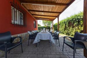 a dining table and chairs on a patio at La Mayor del Viso in Toledo